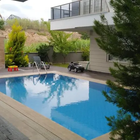 Central With Shared Pool In Muratpasa 公寓 *